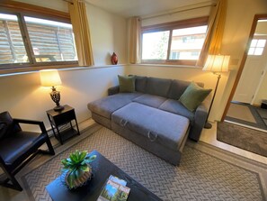 Smart TV, fireplace, books - Minutes to Yellowstone ~ Enjoyable 2-bedroom in Gardiner (Gardiner)