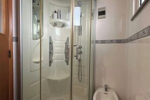 Douche, sĂšche-cheveux, bidet, serviettes fournies