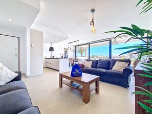 TV - Bright Apartment with Expansive Poolside Balcony (Mar de Cristal)