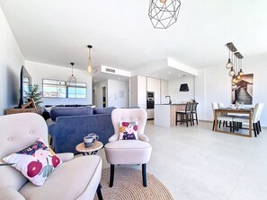TV - Bright Apartment with Expansive Poolside Balcony (Mar de Cristal)