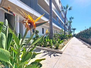 Property grounds - Bright Apartment with Expansive Poolside Balcony (Mar de Cristal)