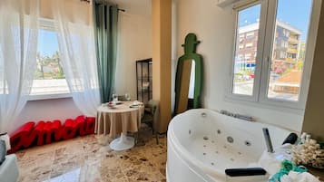 Baignoire Ă jets, sĂšche-cheveux, bidet, serviettes fournies