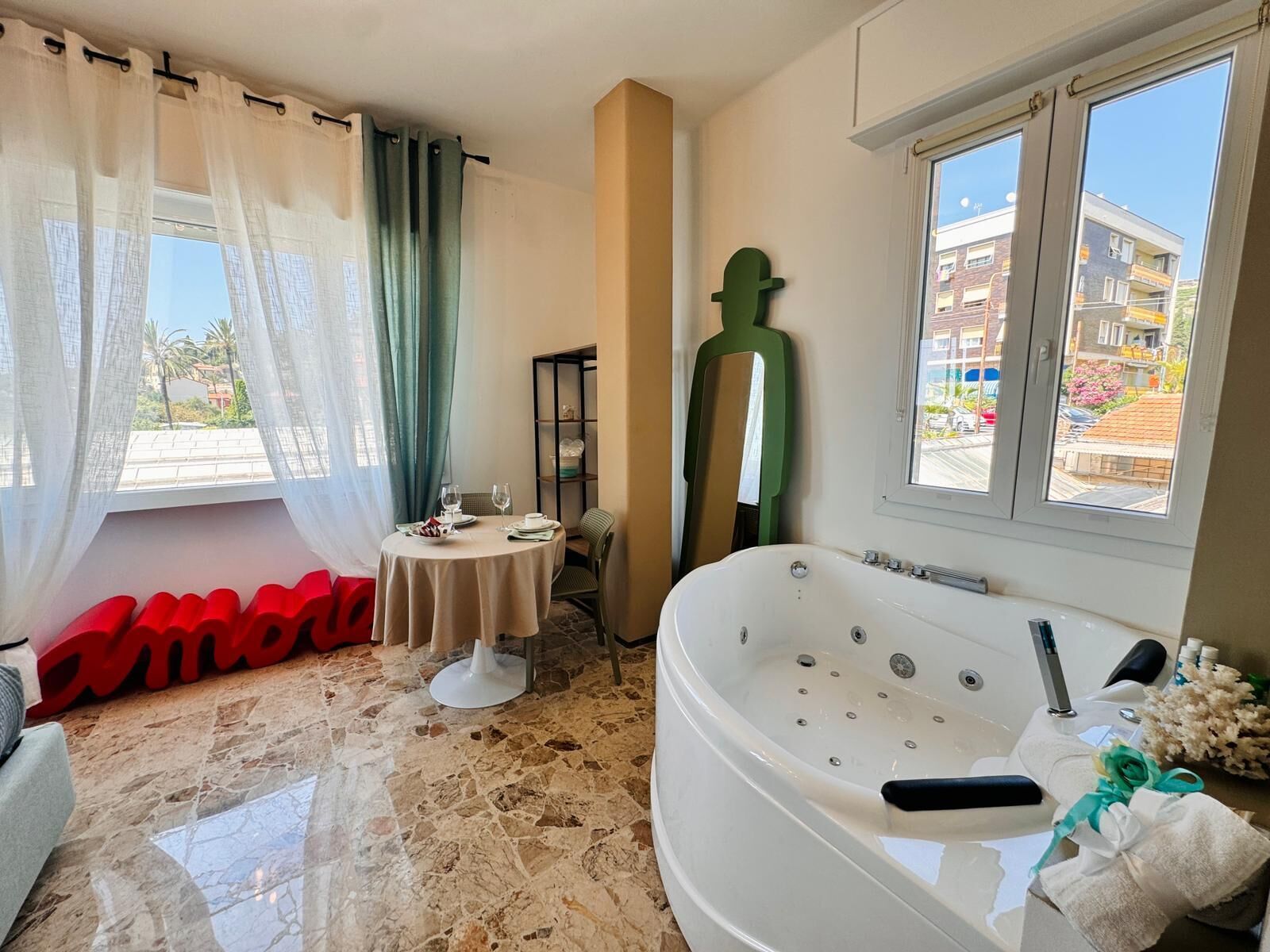 Tina de hidromasaje, secadora de cabello, bidet, toallas 