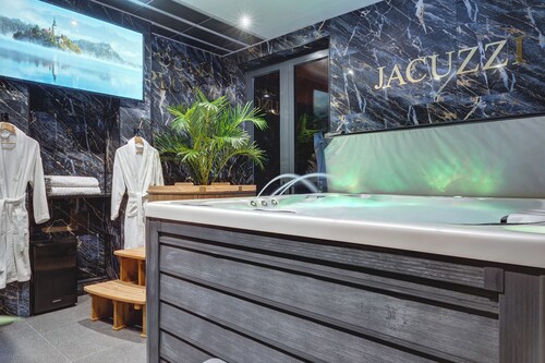 Private Luxury Spa Suite: Sauna, Jacuzzi, Ice Bath