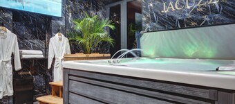Private Luxury Spa Suite: Sauna, Jacuzzi, Ice Bath