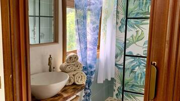 Dusche, Haartrockner, Handtücher