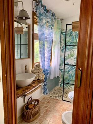 Dusche, Haartrockner, Handtücher