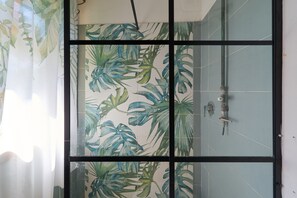 Douche, sèche-cheveux, serviettes fournies