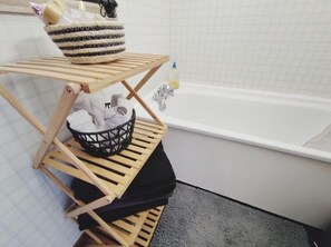 Hårføner, såpe og toalettpapir