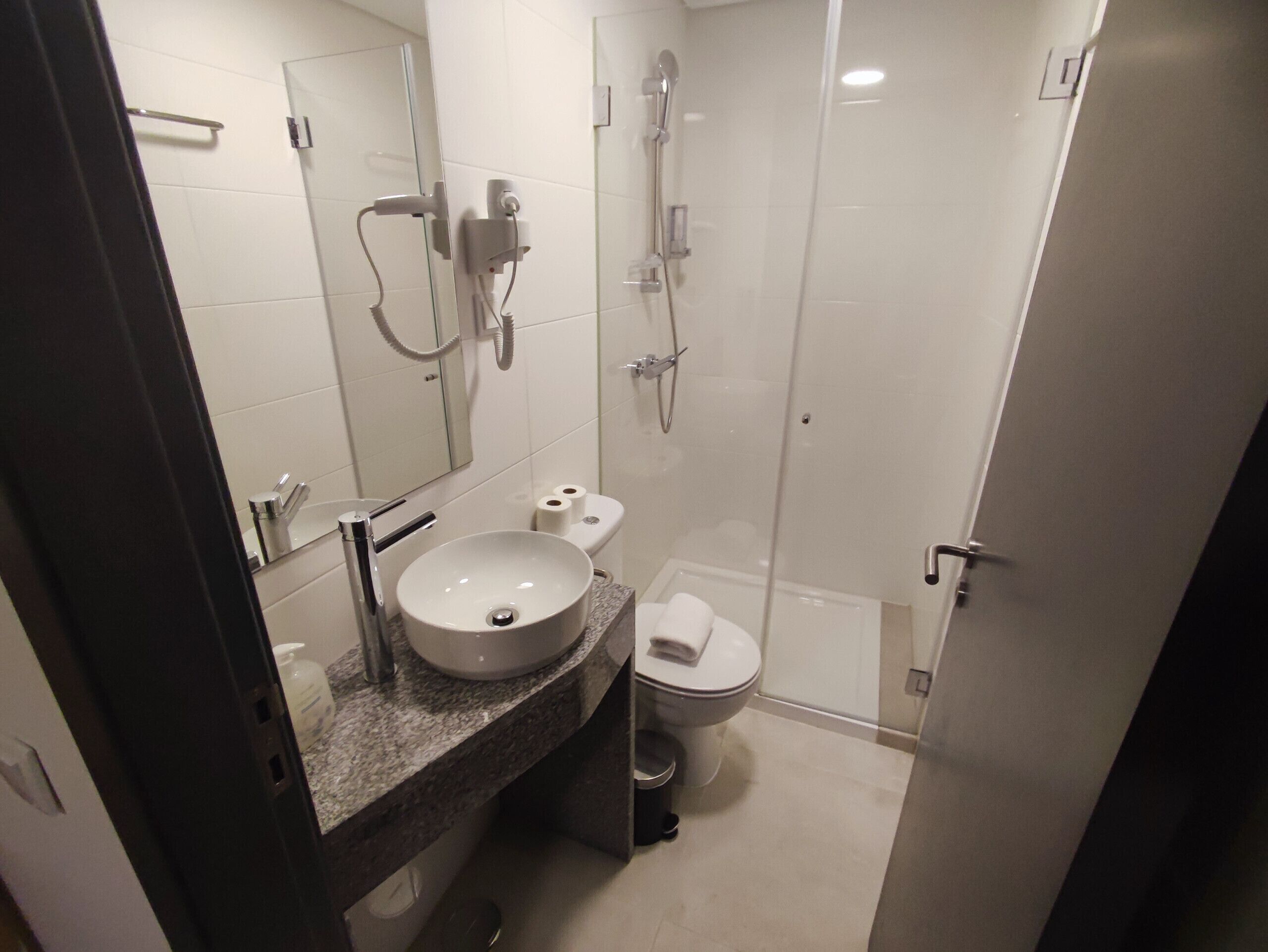 Dusche, Haartrockner, Handtücher