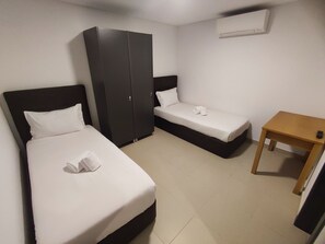 1 bedroom, free WiFi, bed sheets - Lisbon Airport GuestHouse GAL Olivais Room with Bathroom – Comfort, Terrace and Premium Location in Olivais (Lisboa ciudad)