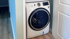 Ett kompakt, inbyggt tvättrum med två tvättmaskiner placerade ovanpå varandra.