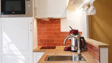 Frigorífico, microondas, lavavajillas y cafetera o tetera