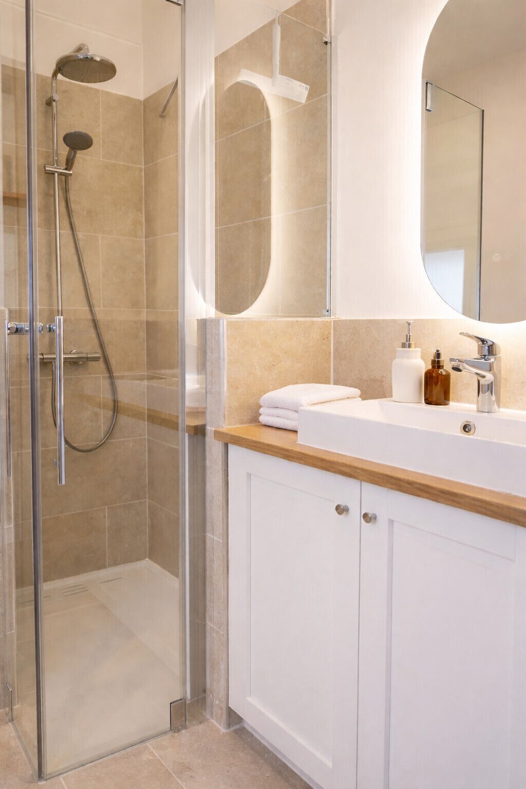 Shower, hair dryer, towels