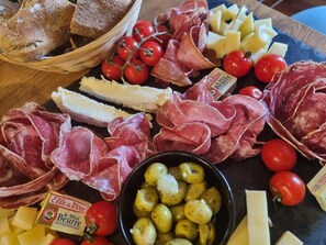 Food and drink - Luxury suite with private Jacuzzi and garden 20 minutes from Paris NetFlix (Saint-Prix)