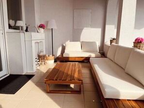 TV connectée, cheminée, jeux vidéo, lecteur de DVD