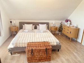7 bedrooms, desk, iron/ironing board, travel cot - Vacation home on Lake Balaton with lake view (Gyenesdiás)