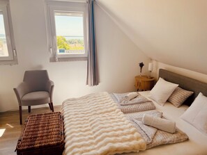 7 soverom, skrivebord, strykejern/-brett og reiseseng for barn