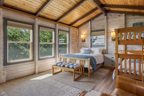 3 bedrooms, iron/ironing board, WiFi, bed sheets - Irish Beach | Ocean Views, Hot-tub, Beach Access (Manchester)