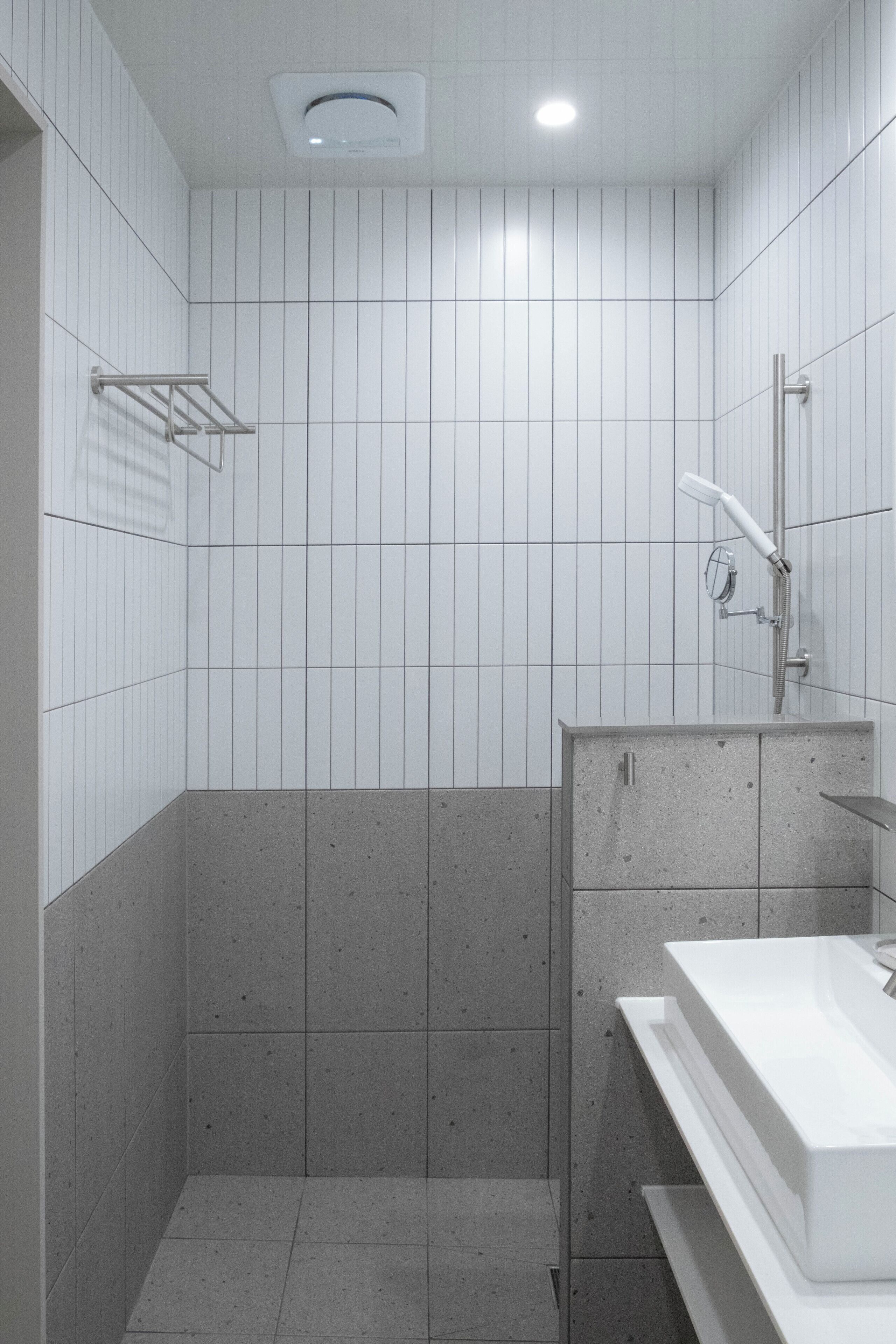 Een douche, een haardroger, handdoeken, zeep