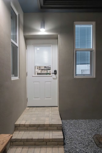 Cozy Entire 2BR House near DDP with Private Yard | Walk to 4 Subway Lines