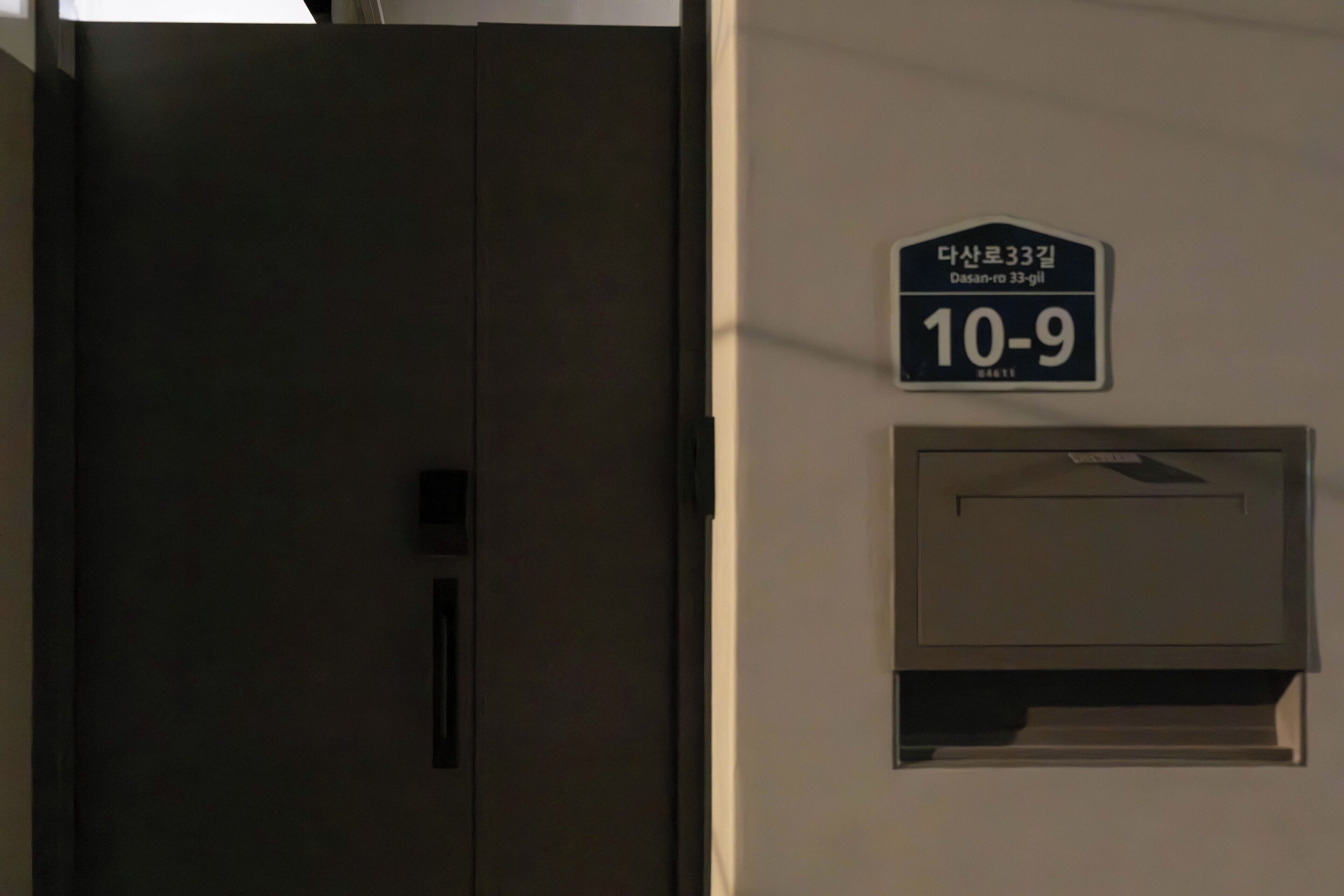 A door with a sign above it indicating room number 10-9.