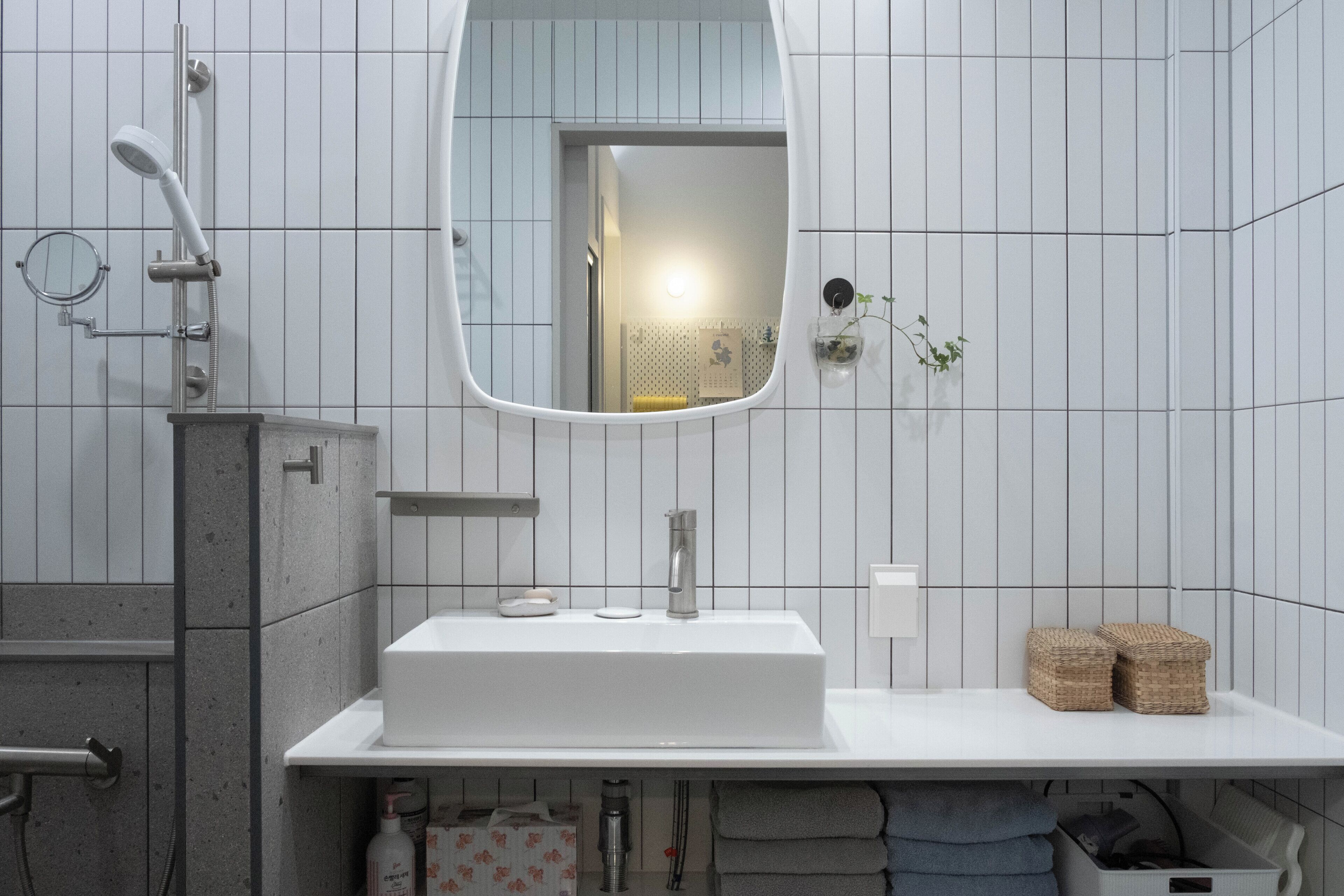 Ducha, secador de pelo, toallas, jabón