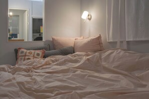 2 bedrooms, iron/ironing board, WiFi, bed sheets - Cozy Entire 2BR House near DDP with Private Yard | Walk to 4 Subway Lines (Seoul)