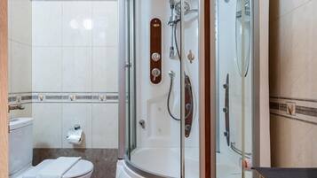 Apartment, Balcony, Garden View | Bathroom