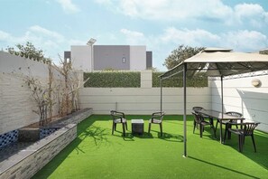 Outdoor dining - Spacious 4BR Villa in Al Furjan, Private Garden ,Ideal for Families & Long Stays (Dubai)