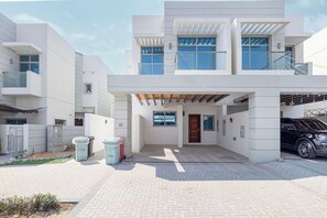 Exterior - Spacious 4BR Villa in Al Furjan, Private Garden ,Ideal for Families & Long Stays (Dubai)