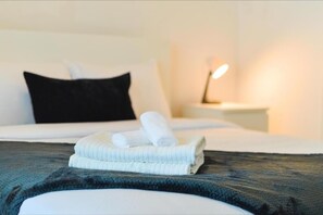 1 bedroom, iron/ironing board, WiFi, bed sheets - Premium 1 bedroom unit (Toronto)