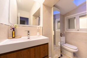 Shower - M (OLM102BA) Spacious and bright apartment for 2 bedrooms (Madrid)