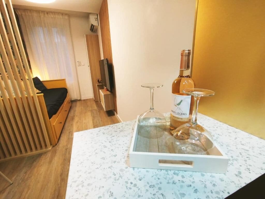 1 habitación, tabla de planchar con plancha, wifi y ropa de cama 