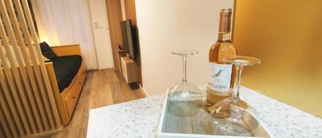 1 habitación, tabla de planchar con plancha, wifi y ropa de cama