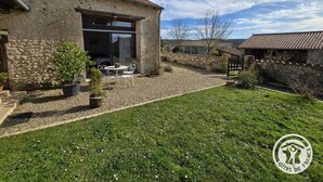 A stone building with a tiled roof, a gravel driveway, and a grassy lawn. - Charming lodging in Coursac - 2 guests (Coursac)