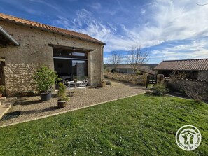 Outdoor dining - Charming lodging in Coursac - 2 guests (Coursac)