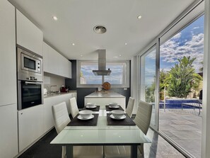 Fridge, microwave, oven, dishwasher - Villa Sol in Canyelles with private pool and Wi-Fi (Roses)