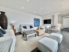 TV - Villa Sol in Canyelles with private pool and Wi-Fi (Roses)