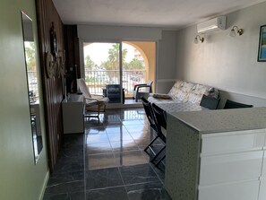 Living area - Apartment with AC, sea view - 4 guests (Hyères)