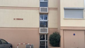 A building with a sign reading "LE VERSEAU" and a gated entrance. - Charming T2 near Thau Lagoon - 2 guests (Balaruc-les-Bains)