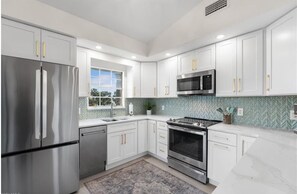 Private kitchen - 2bed 2bath condo-views of lake & golf course, access to community pool & beach (Fort Myers)