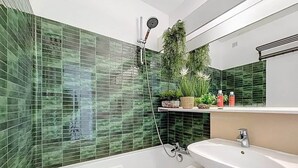 A modern bathroom with a bathtub, a sink, and a shower. - Marina Saphirre-Port Ulysse -P2 (Le Grau-du-Roi)