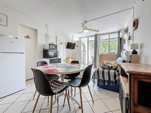 Interior - Superb Studio cabin facing the sea (Le Grau-du-Roi)