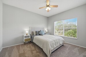 2 bedrooms, desk, iron/ironing board, travel cot - Spacious 2BR with Open Layout (Winter Springs)