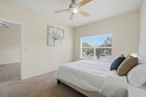 Bureau, fer et planche à repasser, lit parapluie, Wi-Fi gratuit