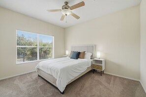 Bureau, fer et planche à repasser, lit parapluie, Wi-Fi gratuit