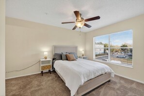 2 bedrooms, desk, iron/ironing board, travel cot - Modern 2BR Stay in Prime Location (Winter Springs)