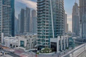 Exterior - Cozy 1-bedroom apartment in awesome Dubai with AC (Dubai)