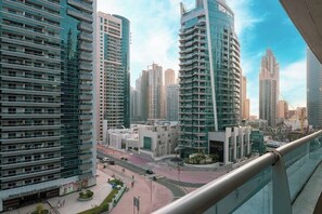 Property grounds - Cozy 1-bedroom apartment in awesome Dubai with AC (Dubai)